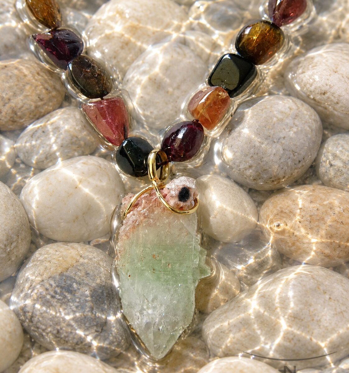 Cuentas de piedra de colores con colgante de cristal · en su ambiente