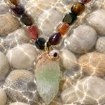 Cuentas de piedra de colores con colgante de cristal · en su ambiente