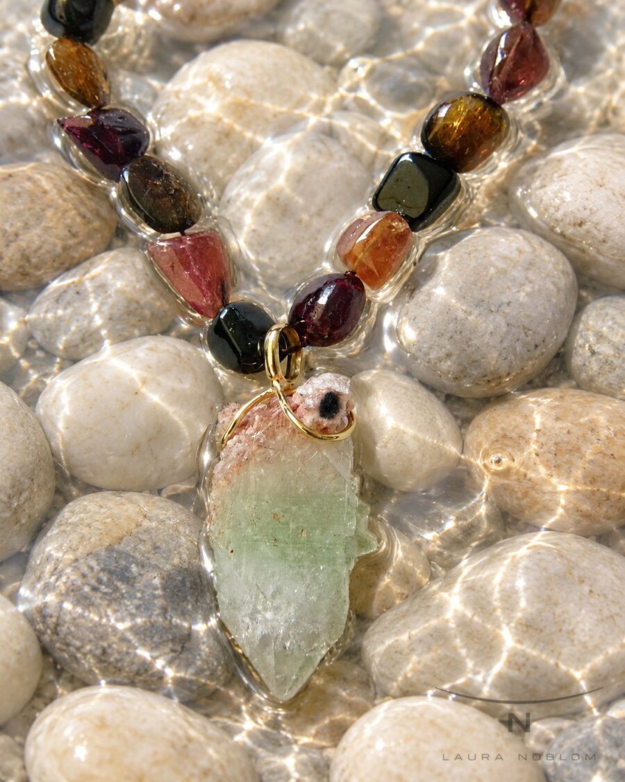 Cuentas de piedra de colores con colgante de cristal · en su ambiente