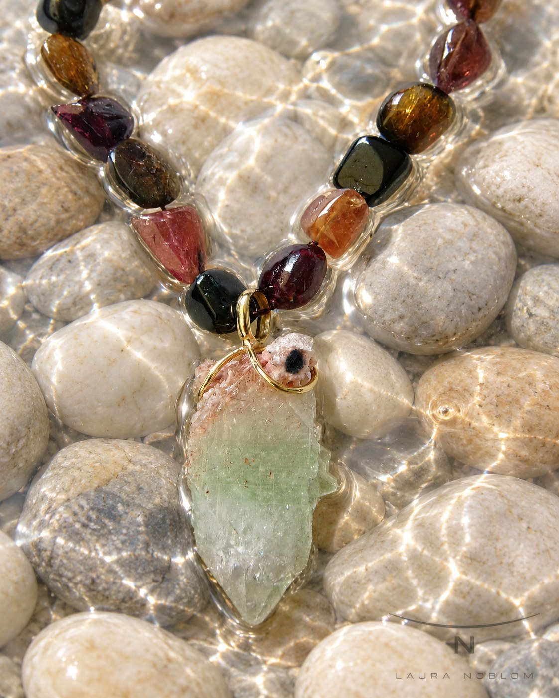 Cuentas de piedra de colores con colgante de cristal · en su ambiente