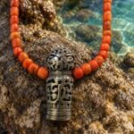 Coral con pieza cilíndrica de plata calada · en su ambiente