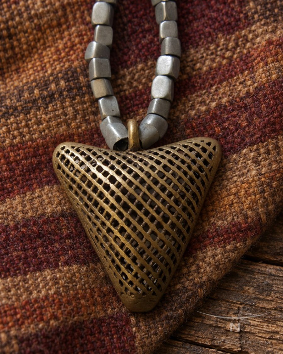Cuentas grises con colgante triangular de bronce calado · en su ambiente