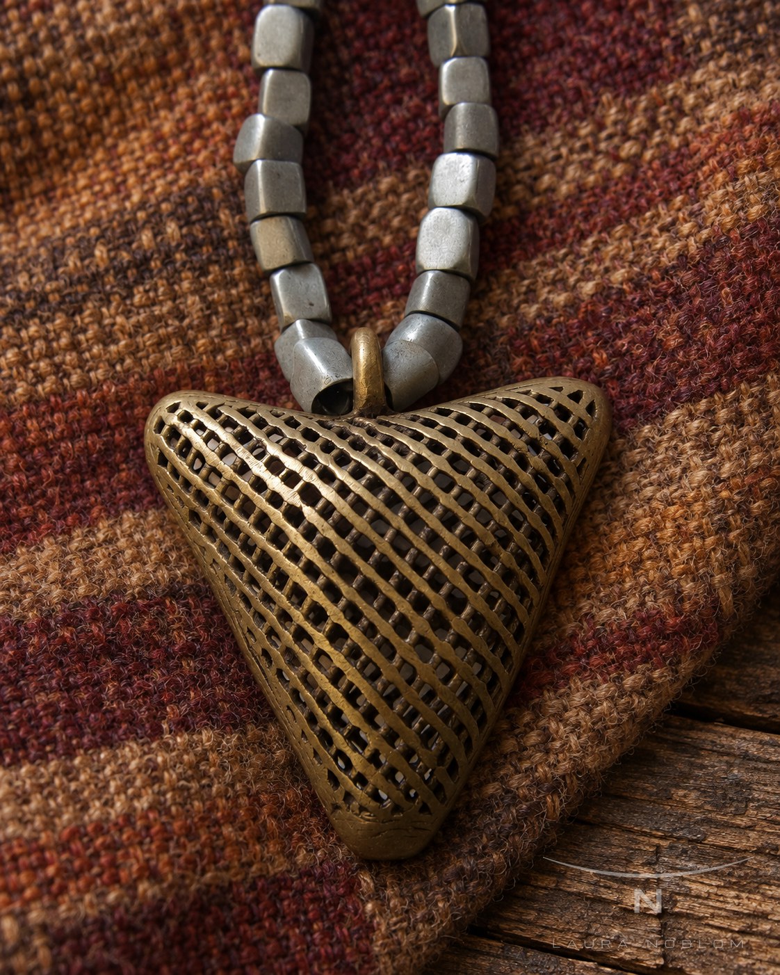 Cuentas grises con colgante triangular de bronce calado · en su ambiente