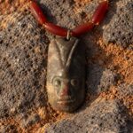 Cornalina con máscara de piedra tallada · en su ambiente