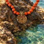 Coral rojo con colgante circular · en su ambiente