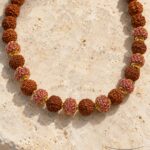 Rudraksha con oro · en su ambiente
