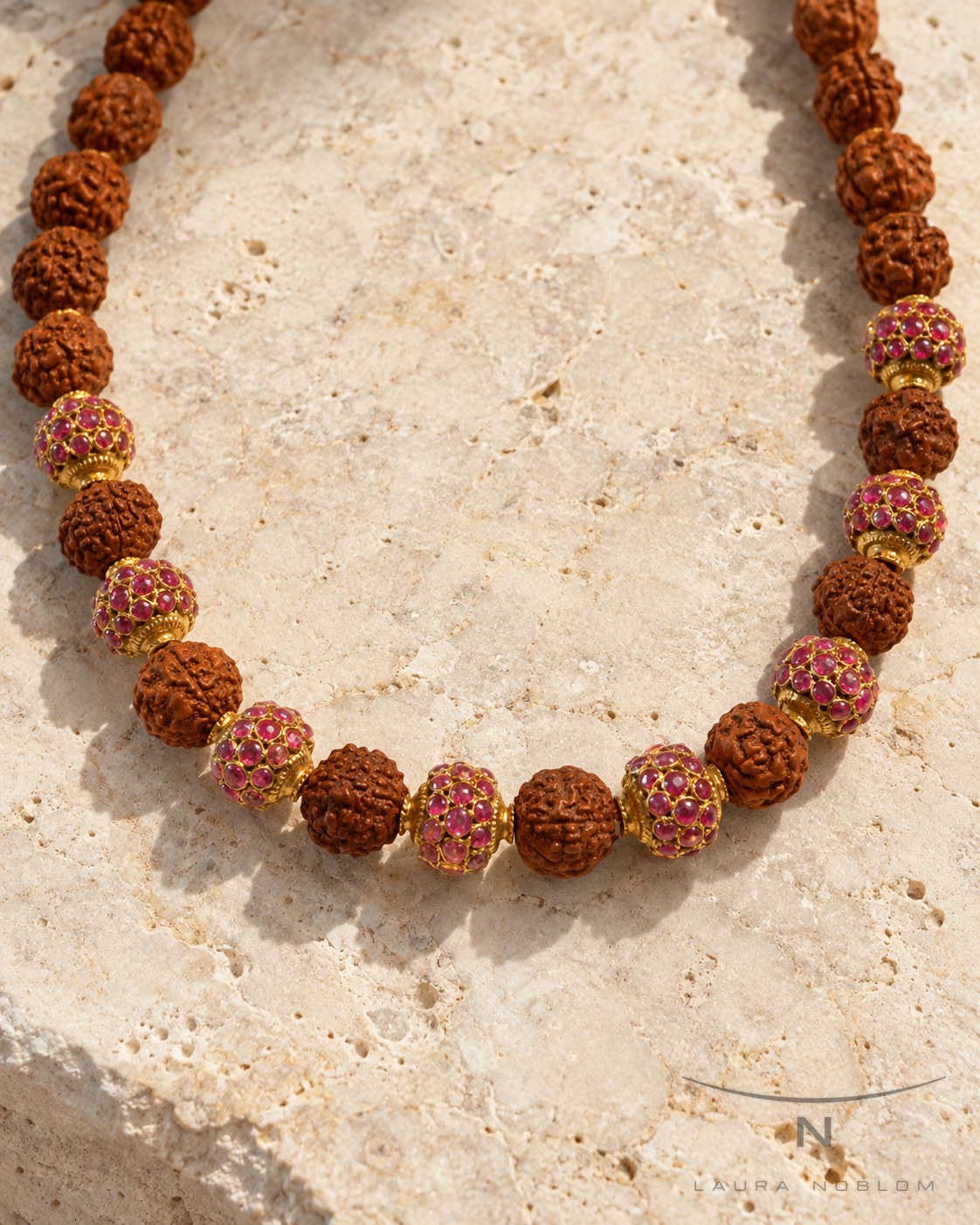 Rudraksha con oro · en su ambiente