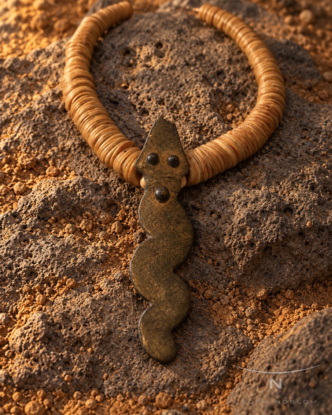 Cuentas con serpiente tallada · en su ambiente