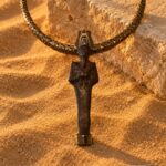 Aro con figura de bronce egipcia · en su ambiente