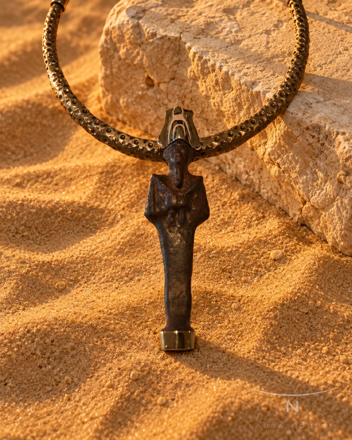 Aro con figura de bronce egipcia · en su ambiente