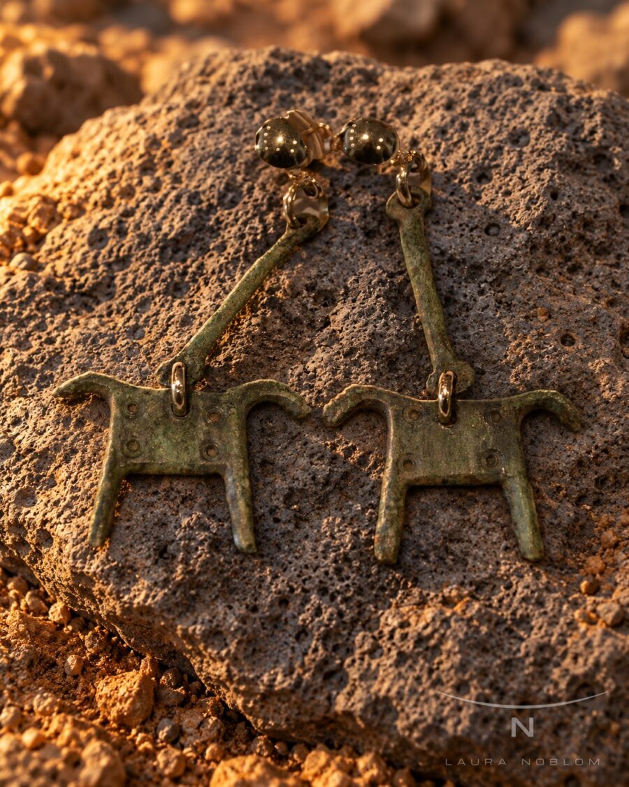 Dos caballos de bronce · en su ambiente
