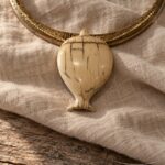 Aro dorado con vaso blanco veteado · en su ambiente