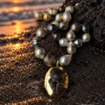 Perlas grises con colgante de oro · en su ambiente