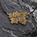 Cuero con mineral dorado · en su ambiente