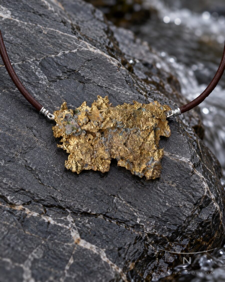 Cuero con mineral dorado · en su ambiente