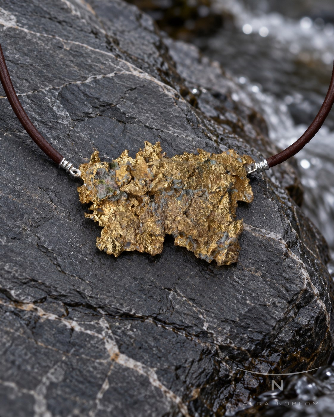 Cuero con mineral dorado · en su ambiente