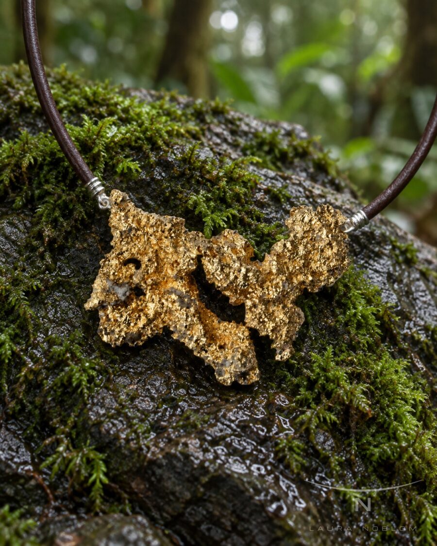 Cuero con mineral dorado ramificado · en su ambiente