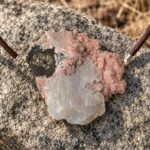Cuero con mineral rosa · en su ambiente