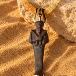 Cuentas amarillas con figura egipcia de bronce · en su ambiente