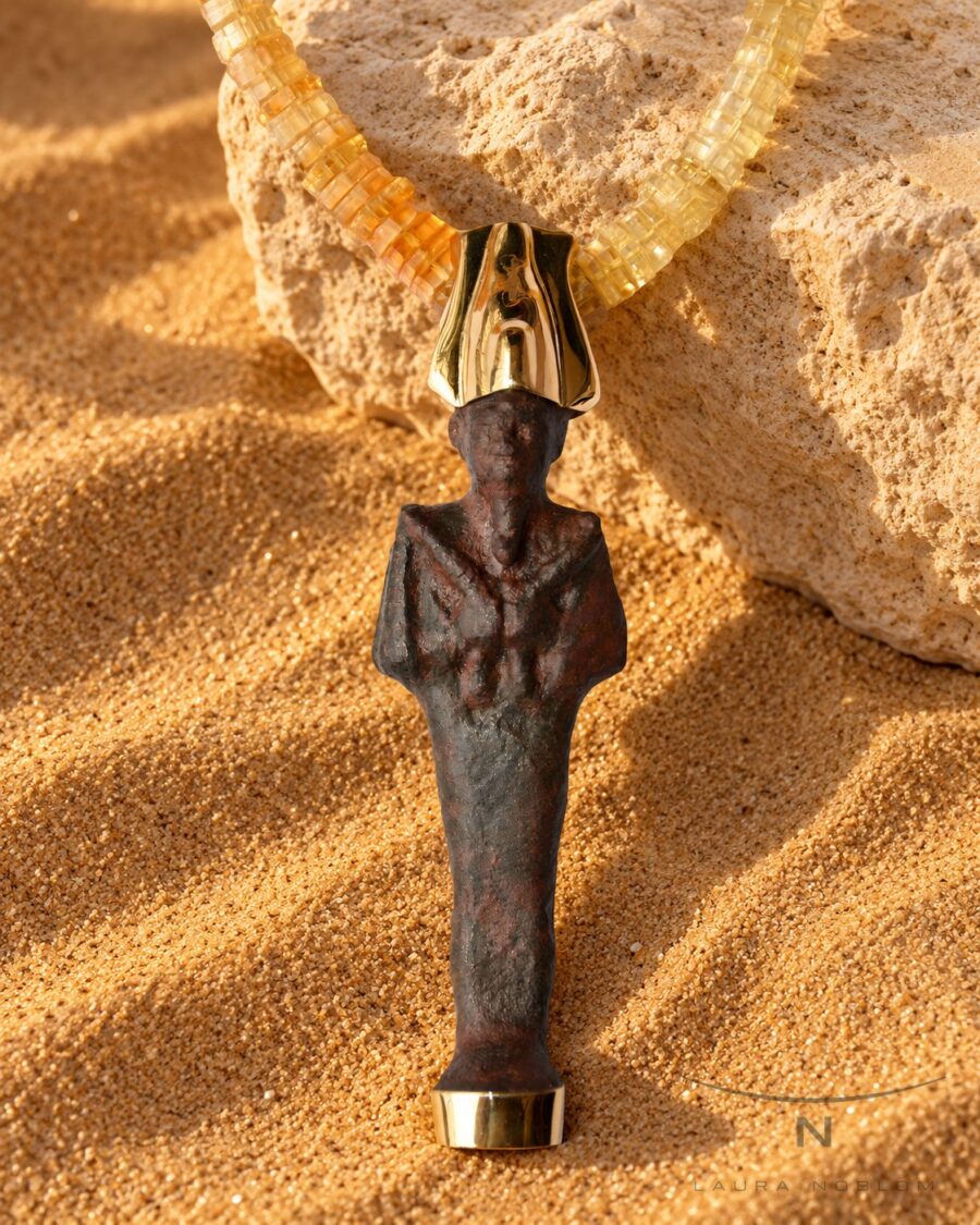 Cuentas amarillas con figura egipcia de bronce · en su ambiente