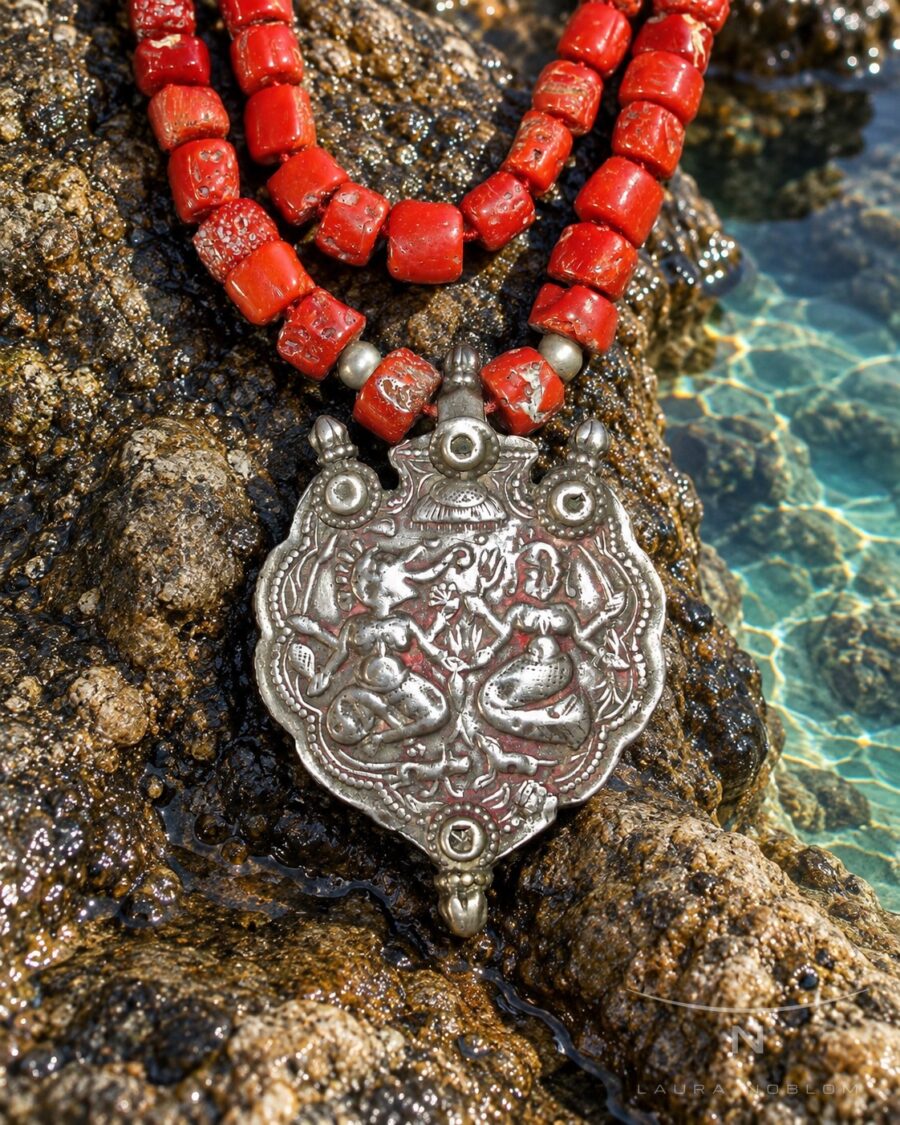 Coral con colgante de plata indio · en su ambiente