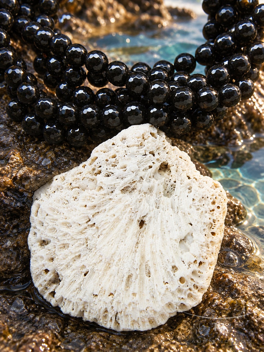 Cuentas negras con coral blanco · en su ambiente