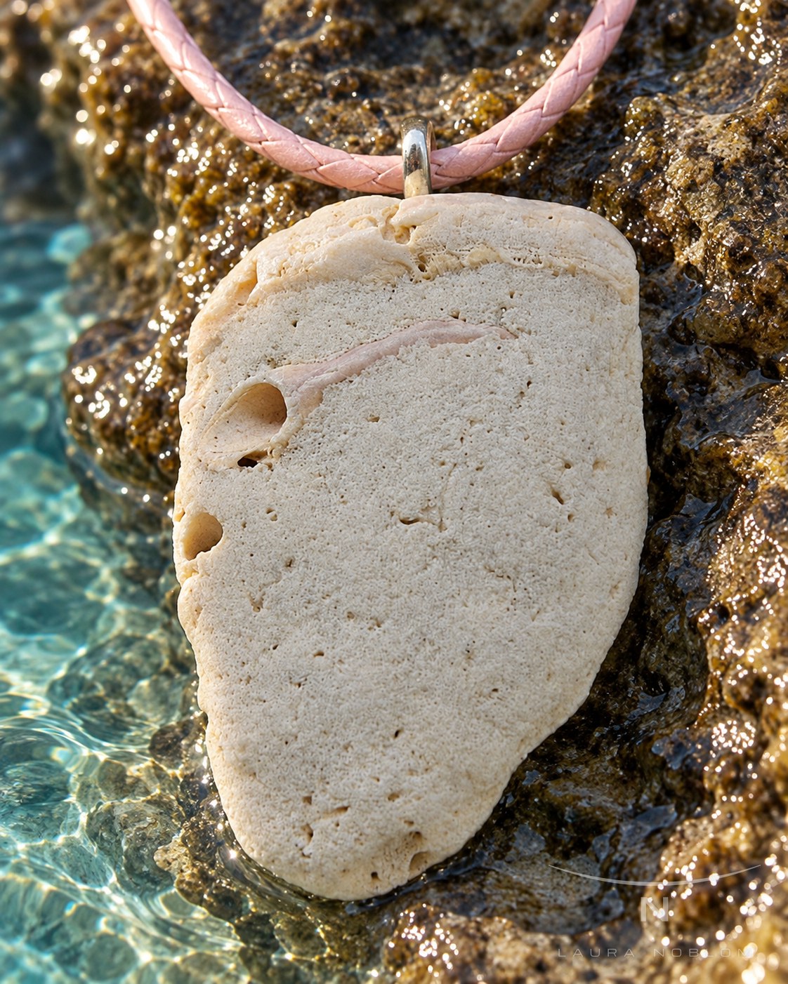 Cuero rosa con piedra blanca · en su ambiente