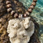 Cuentas de hueso con coral blanco grande · en su ambiente