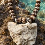 Cuentas de hueso con coral blanco · en su ambiente
