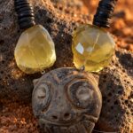 Cuentas negras con cuarzo amarillo y rostro de piedra · en su ambiente