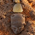 Cuentas negras con cabeza de piedra · en su ambiente