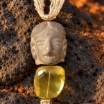 Cabeza de piedra con cuarzo amarillo · en su ambiente