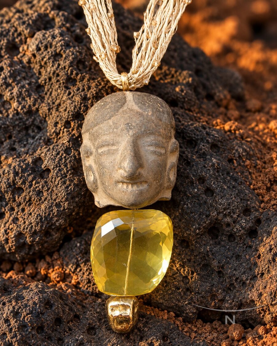 Cabeza de piedra con cuarzo amarillo · en su ambiente