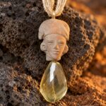 Cabeza de terracota con cuarzo amarillo · en su ambiente