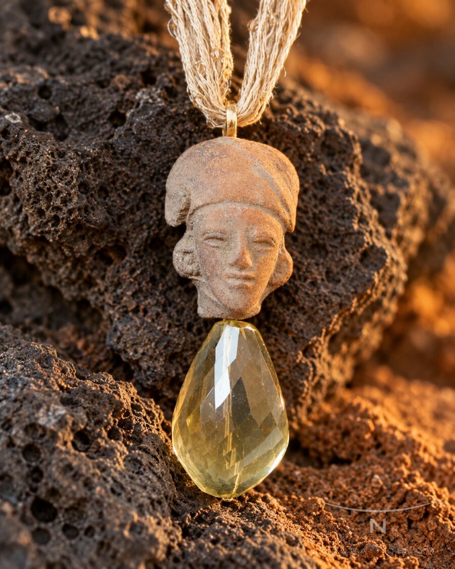 Cabeza de terracota con cuarzo amarillo · en su ambiente