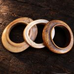 Tres pulseras de marfil · en su ambiente