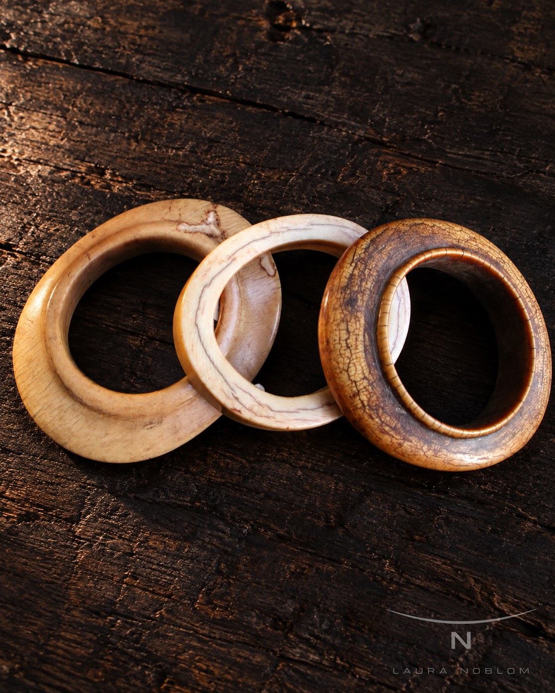 Tres pulseras de marfil · en su ambiente