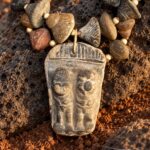 Cuentas de piedra con cabeza tallada · en su ambiente