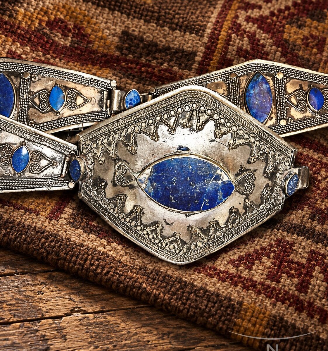 Cinturón afgano de plata y lapislázuli · en su ambiente