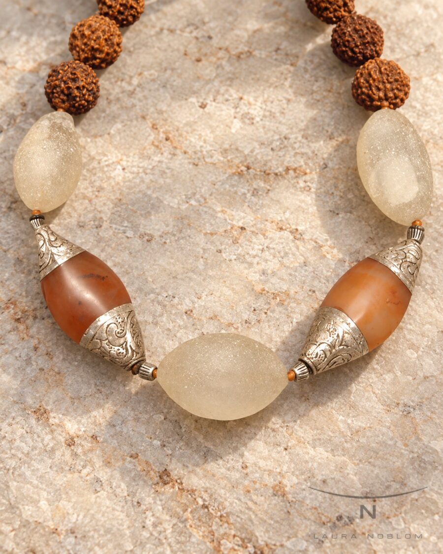 Rudraksha con ágata · en su ambiente
