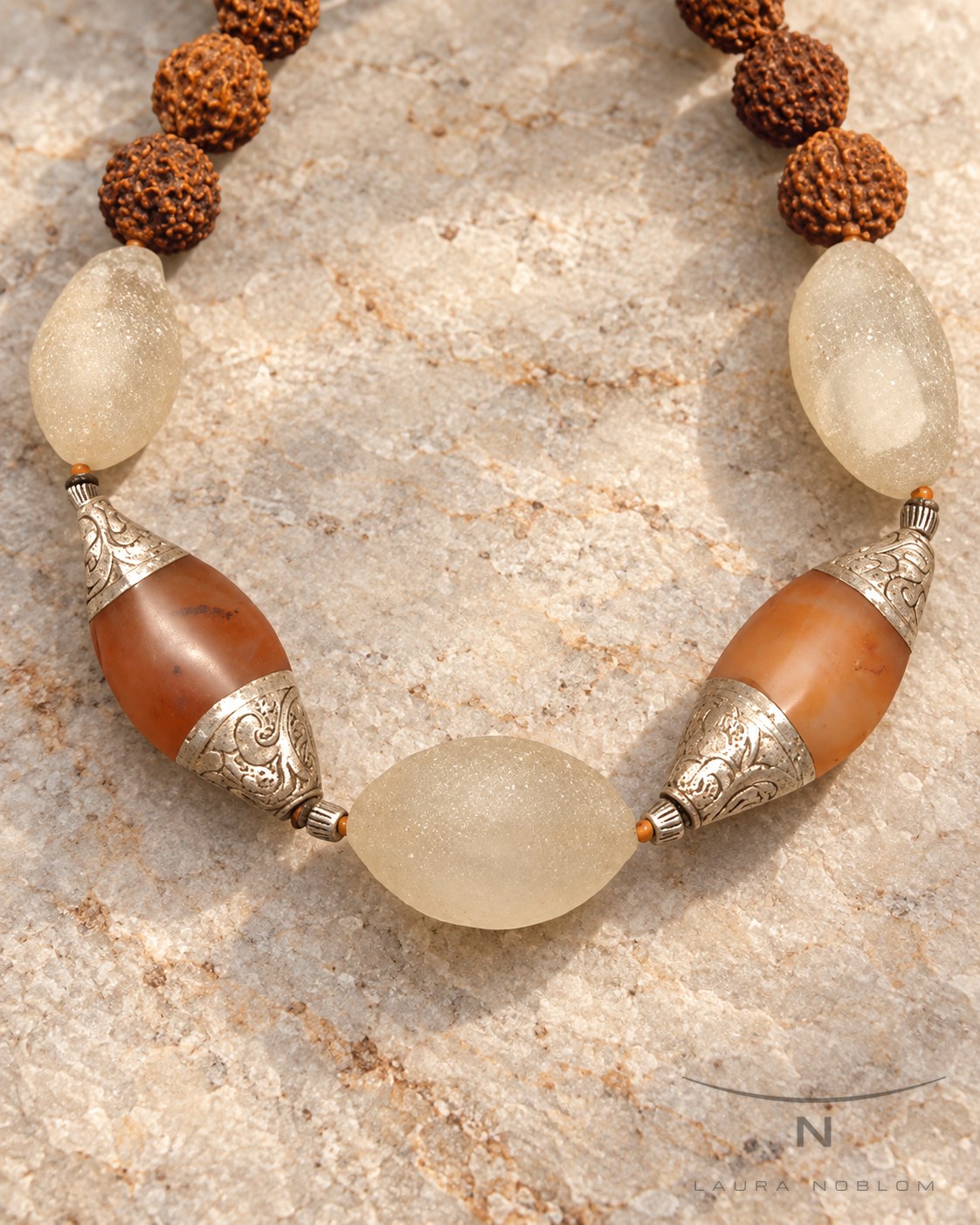 Rudraksha con ágata · en su ambiente