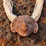Cabeza de terracota Tumaco-La Tolita · en su ambiente
