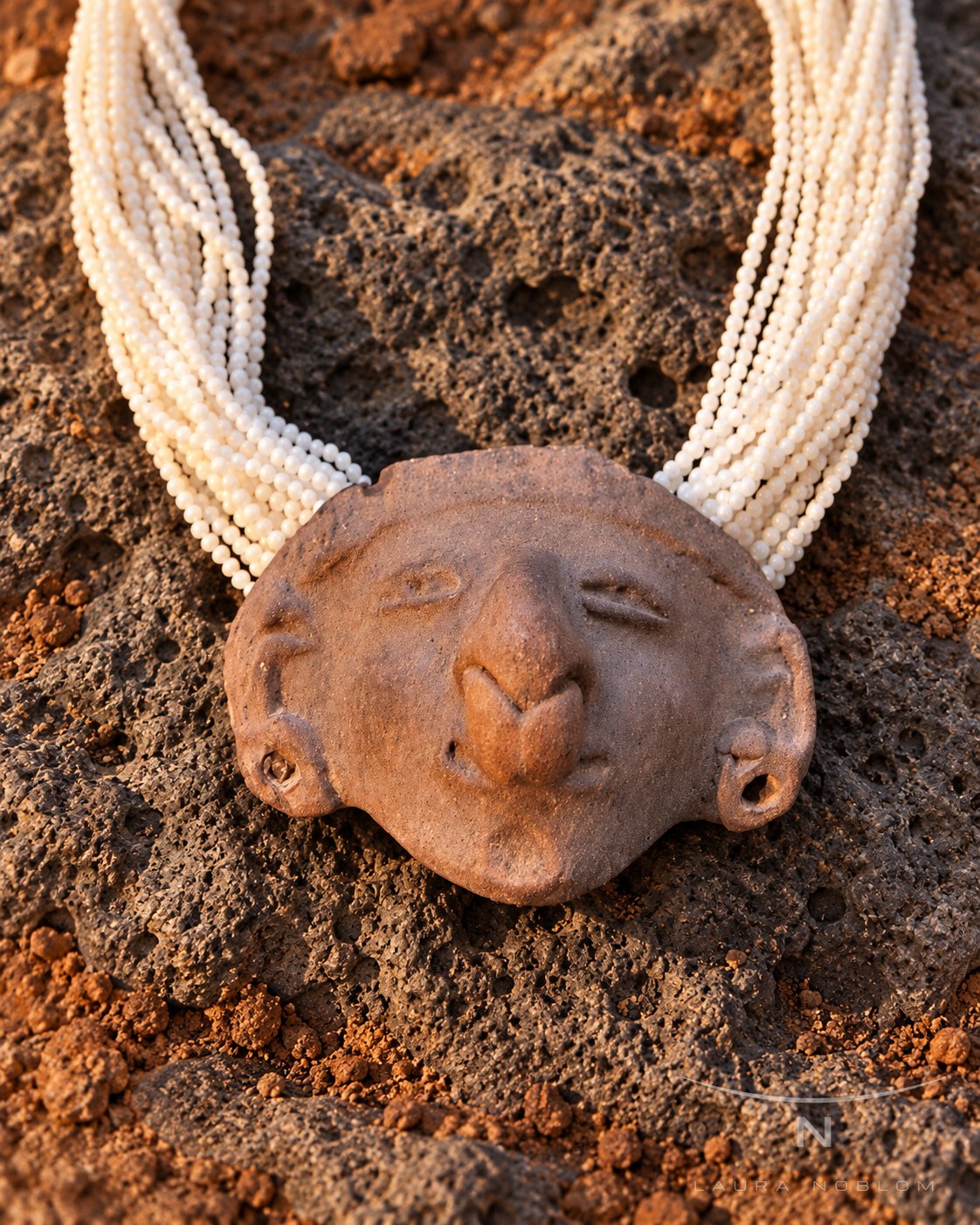 Cabeza de terracota Tumaco-La Tolita · en su ambiente