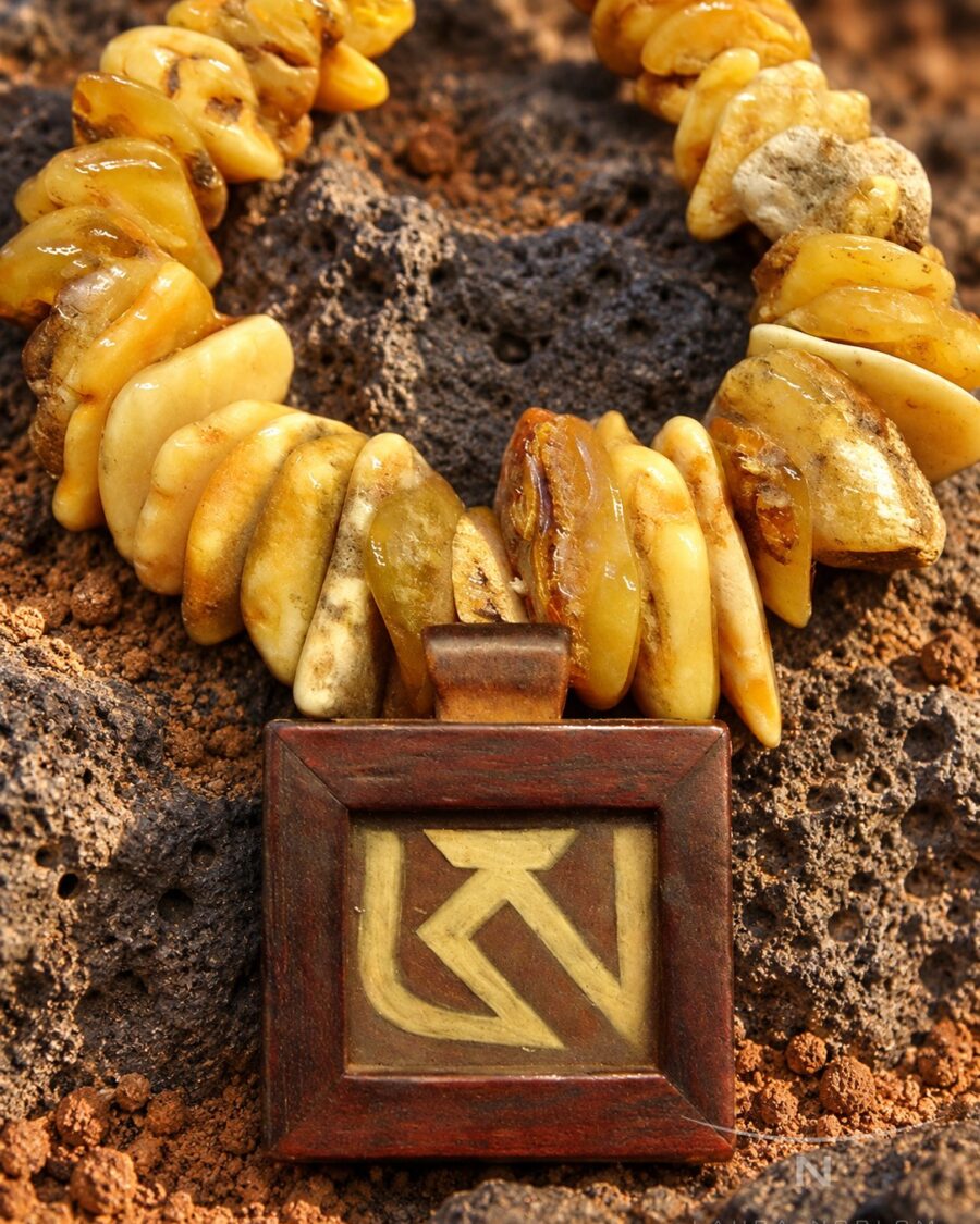 Ámbar con placa de madera tallada · en su ambiente