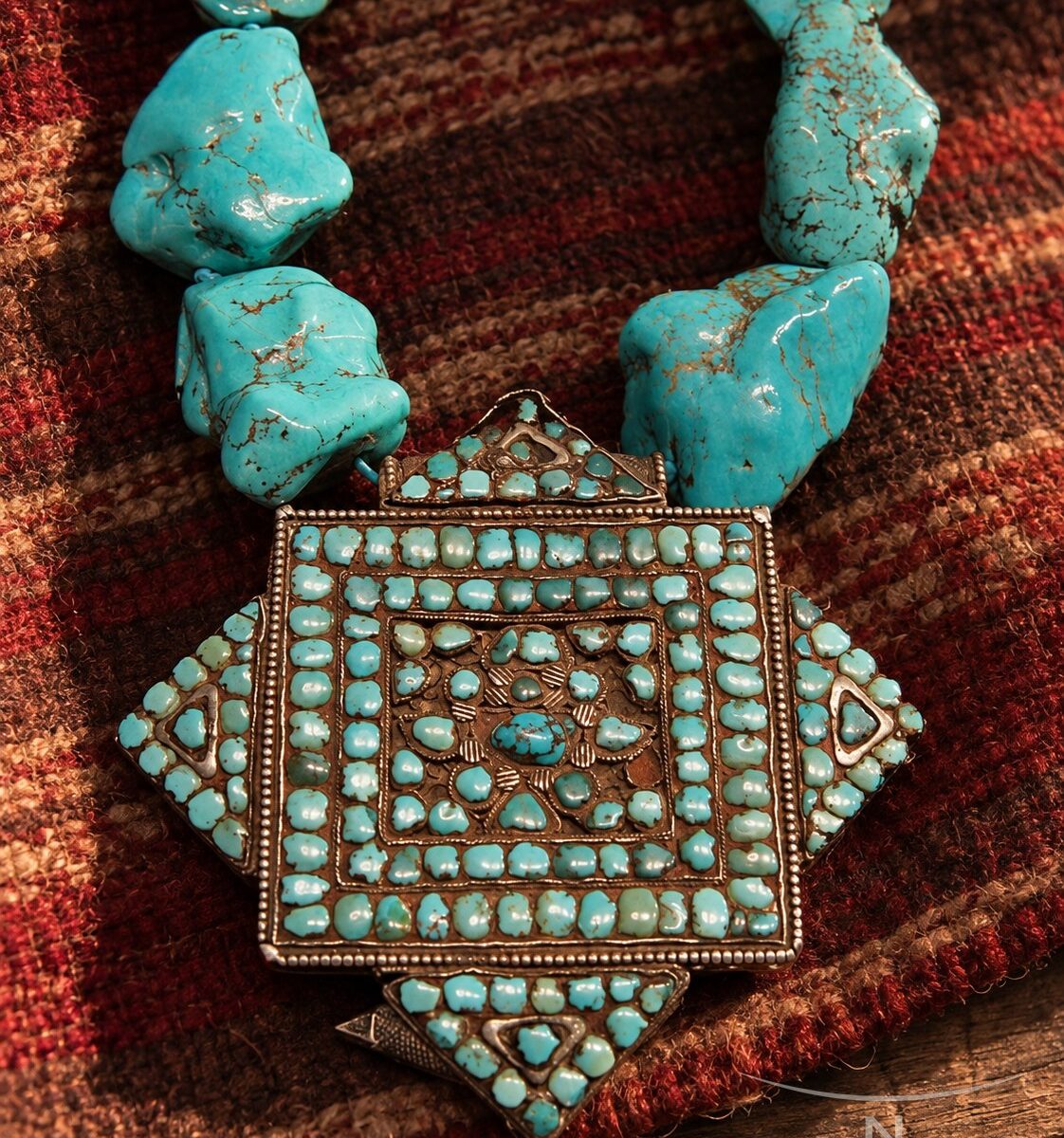 Turquesa con gau tibetano · en su ambiente