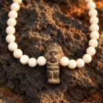 Cuentas blancas con figurilla de piedra · en su ambiente