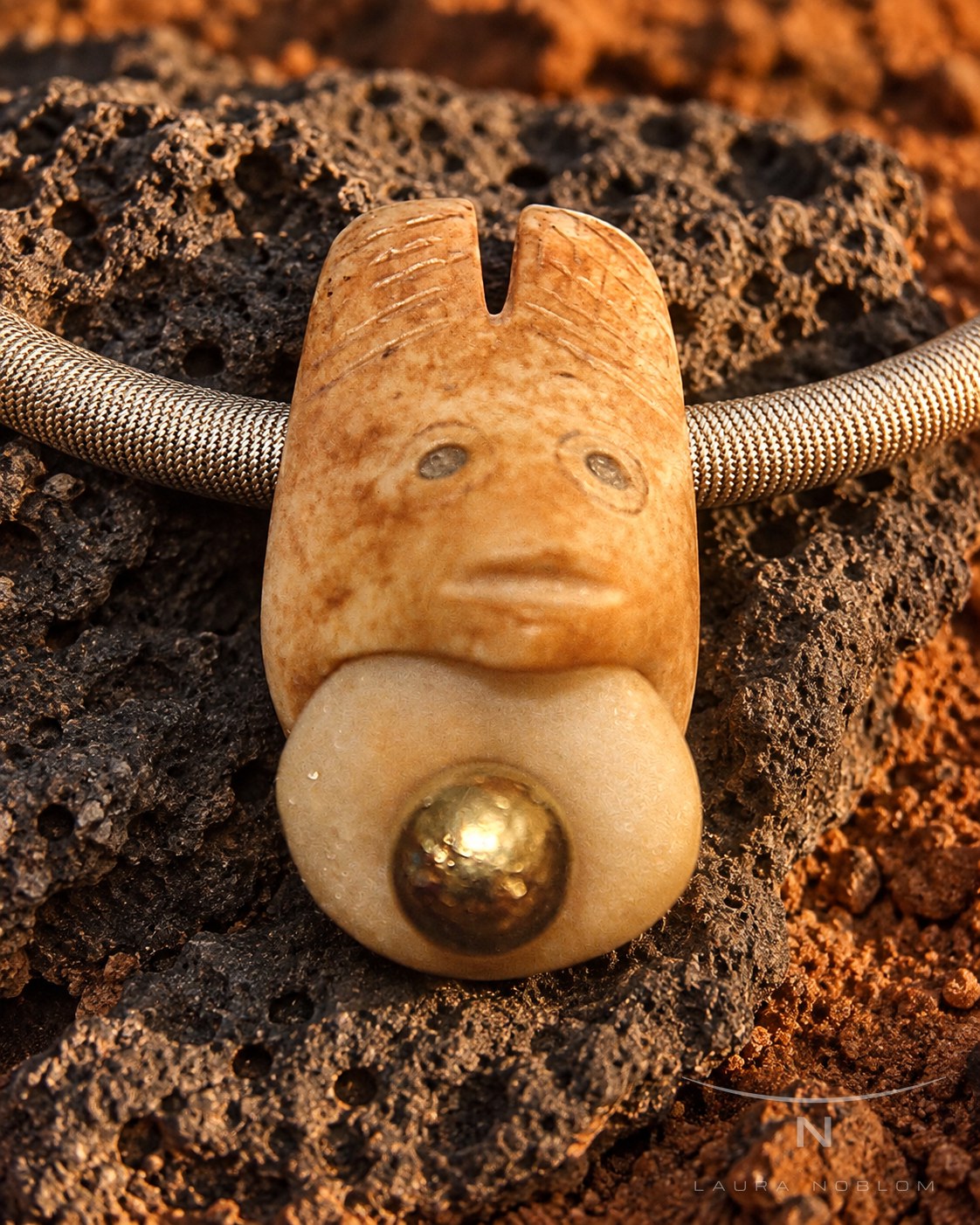 Anillo maya en aro de plata · en su ambiente