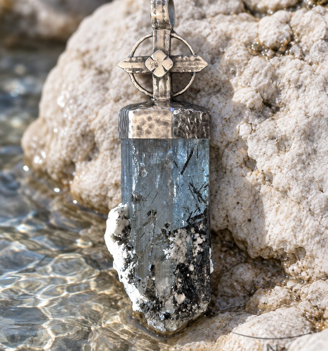 Cristal azul con montura de plata · en su ambiente