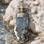 Cristal azul con montura de plata · en su ambiente