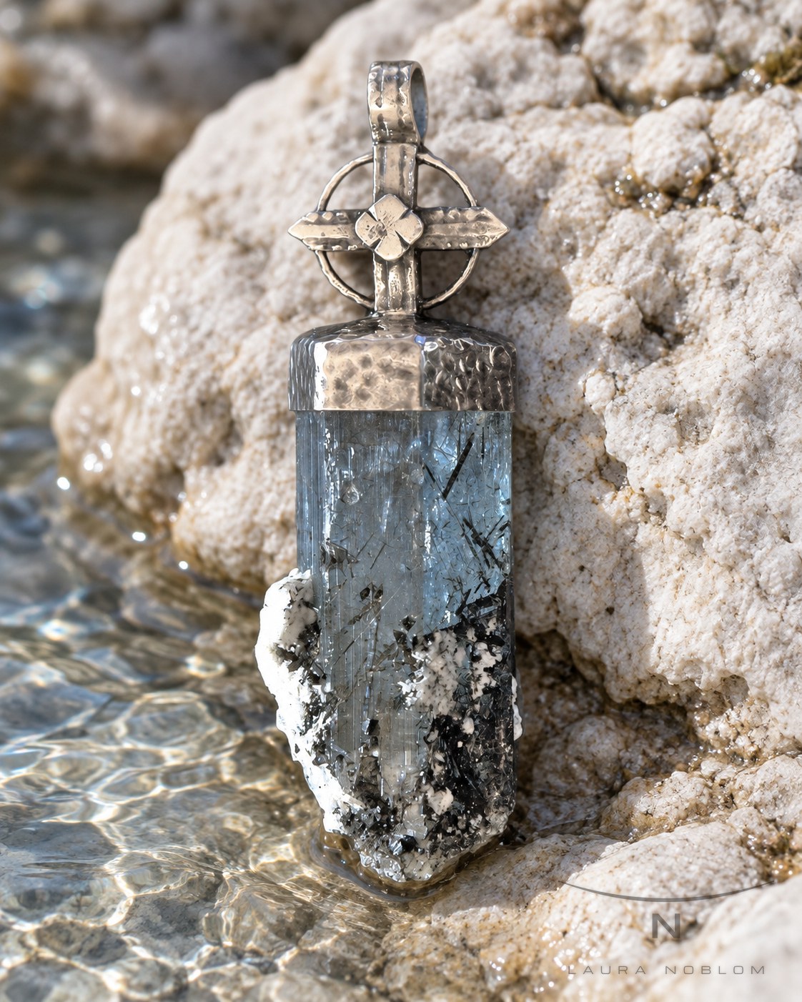 Cristal azul con montura de plata · en su ambiente